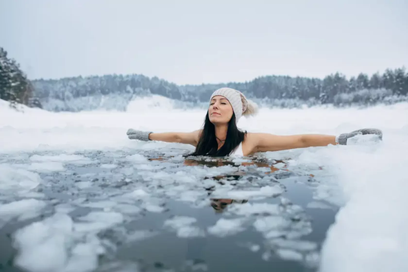 Frau badet in Eisloch