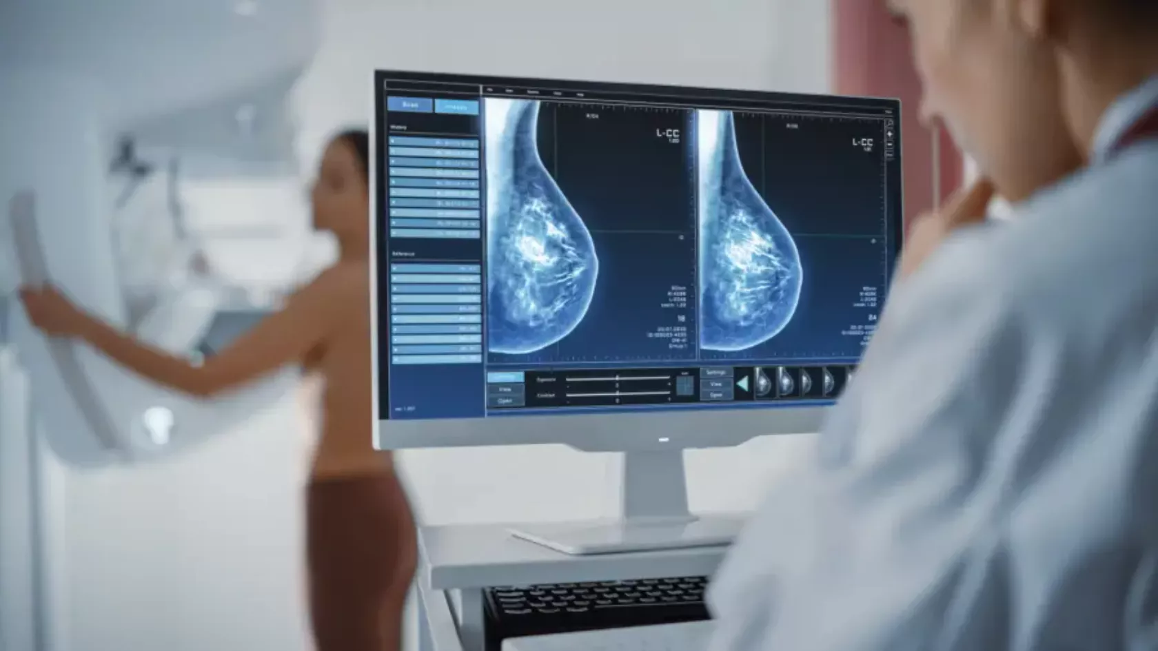 Wissenschaftler wertet Bilder der Mammografie aus.