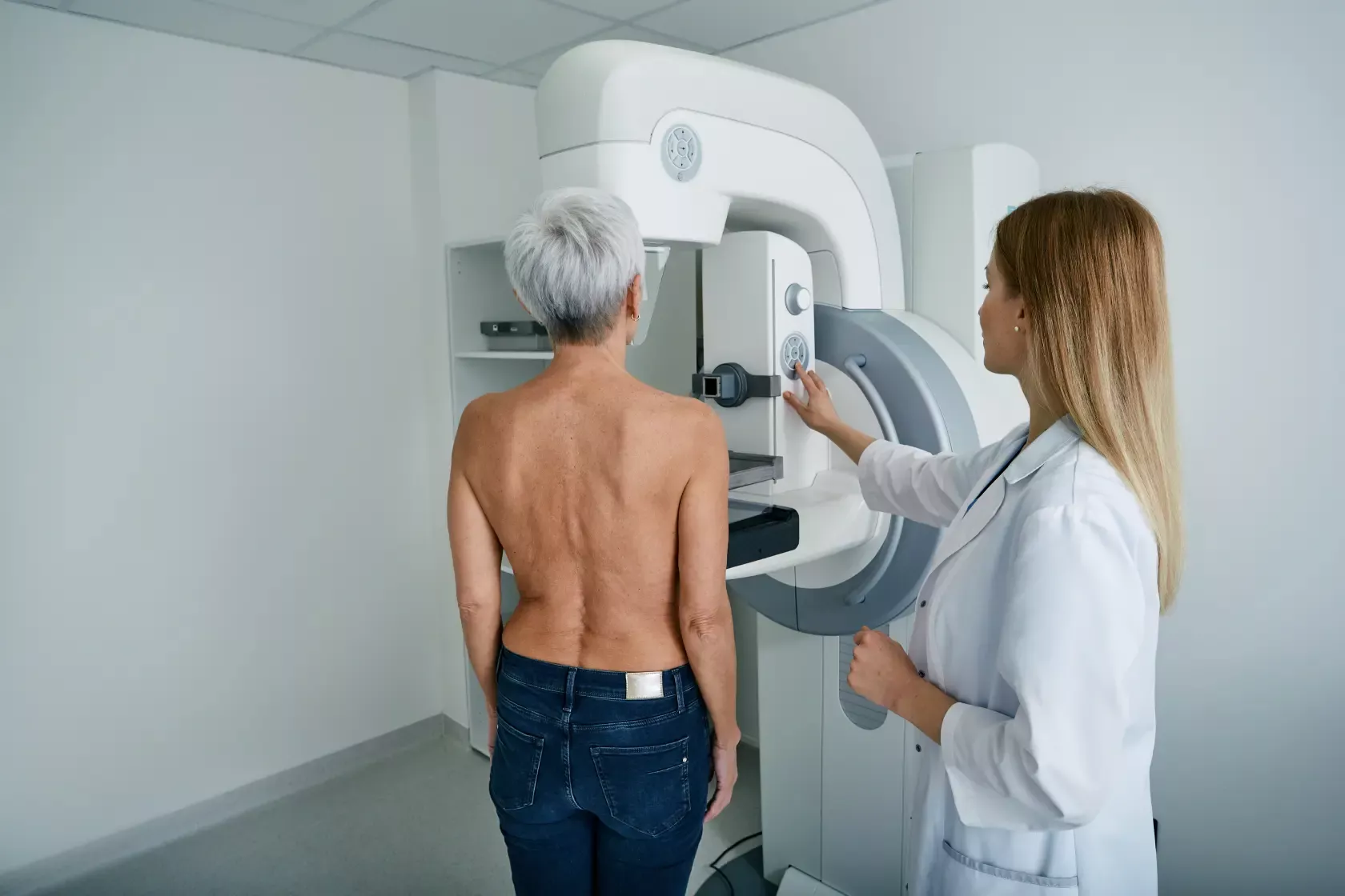 Ältere Frau beim Mammografie-Screening