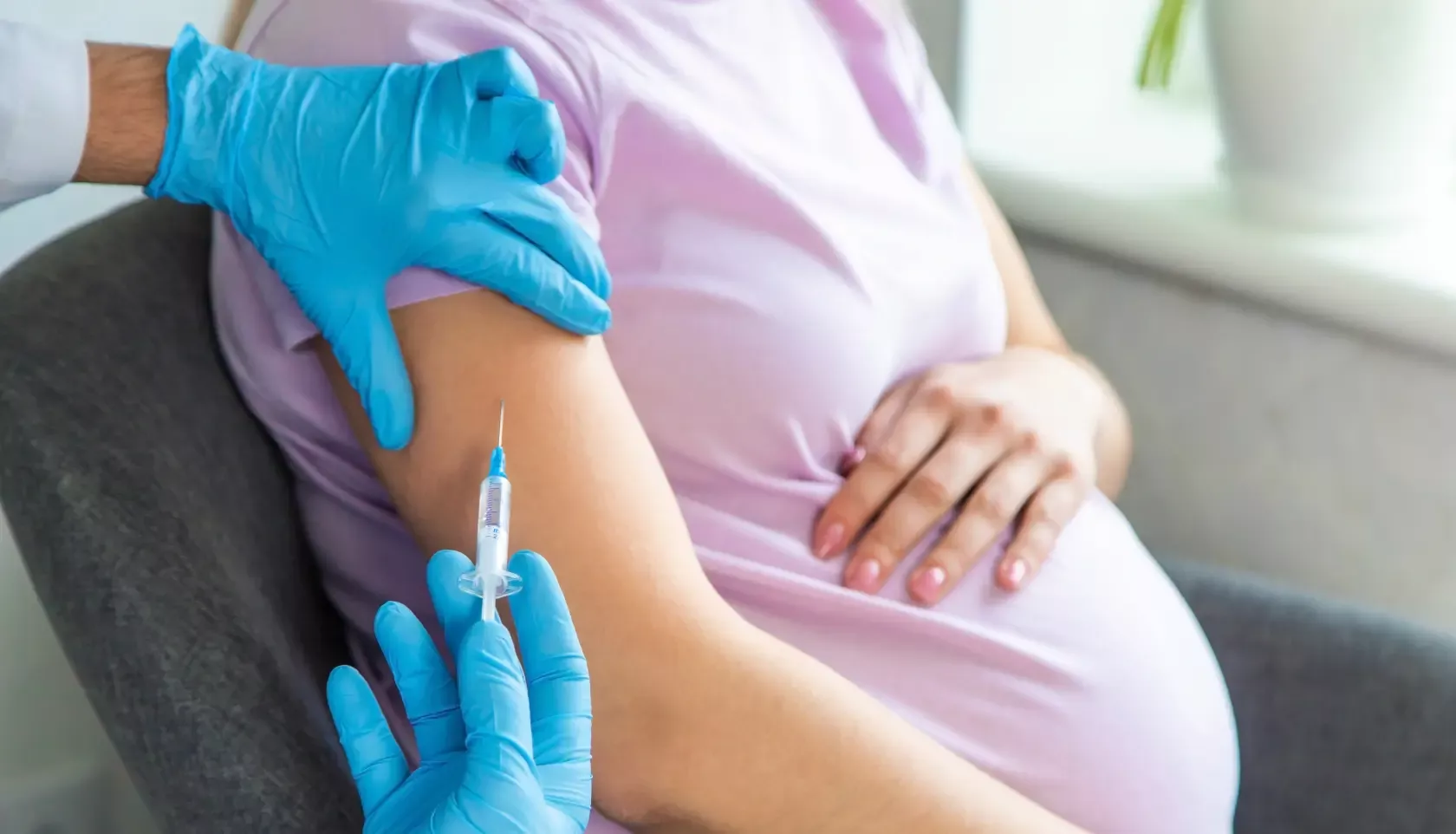 Schwangere bekommt eine Impfung.