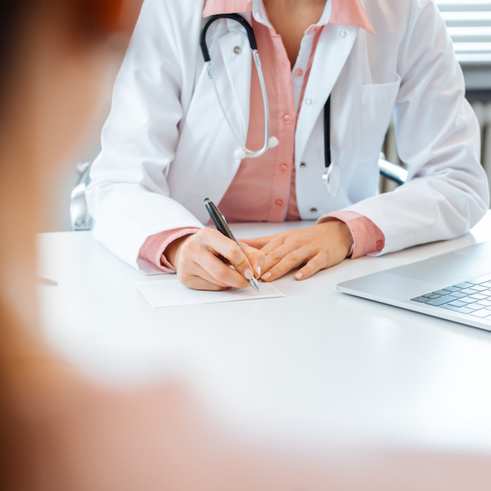 Beratungssituation - eine Patientin sitzt einer Ärztin gegenüber