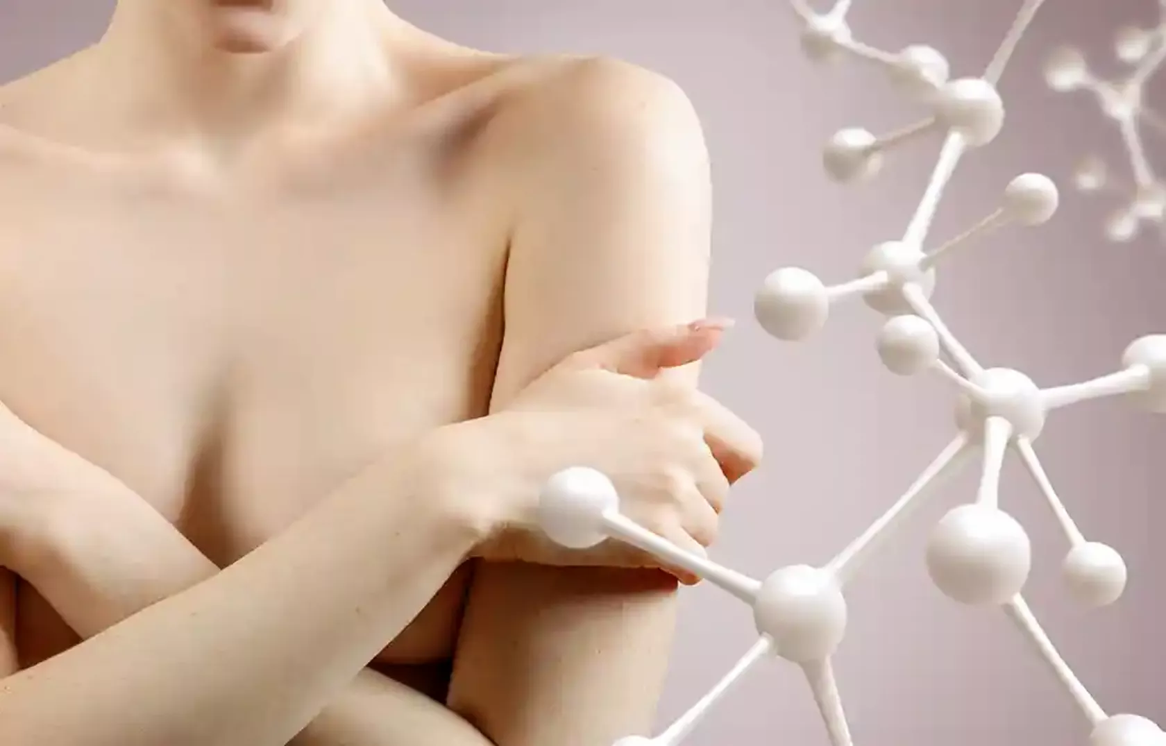 Close-up eines nackten weiblichen Oberkörpers und Biomoleküle - symbolisch für Brustkrebs