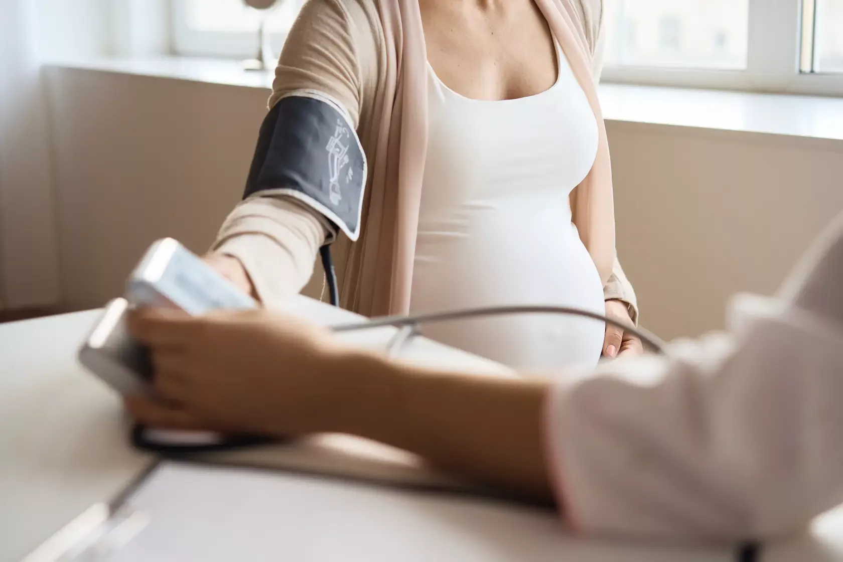 Bei einer schwangeren Frau wird der Blutdruck gemessen.