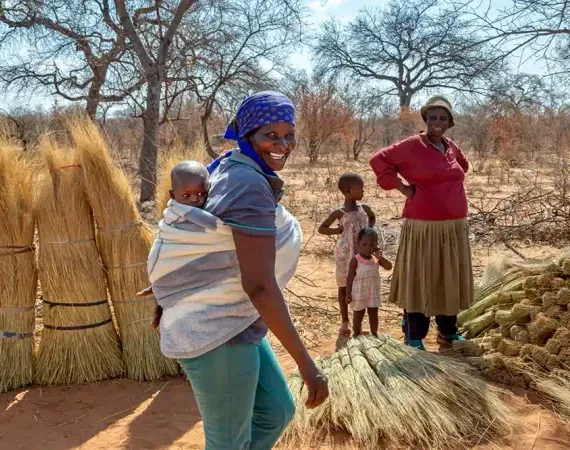 Afrikanerinnen und ihre Kinder, eine trägt ein Baby.