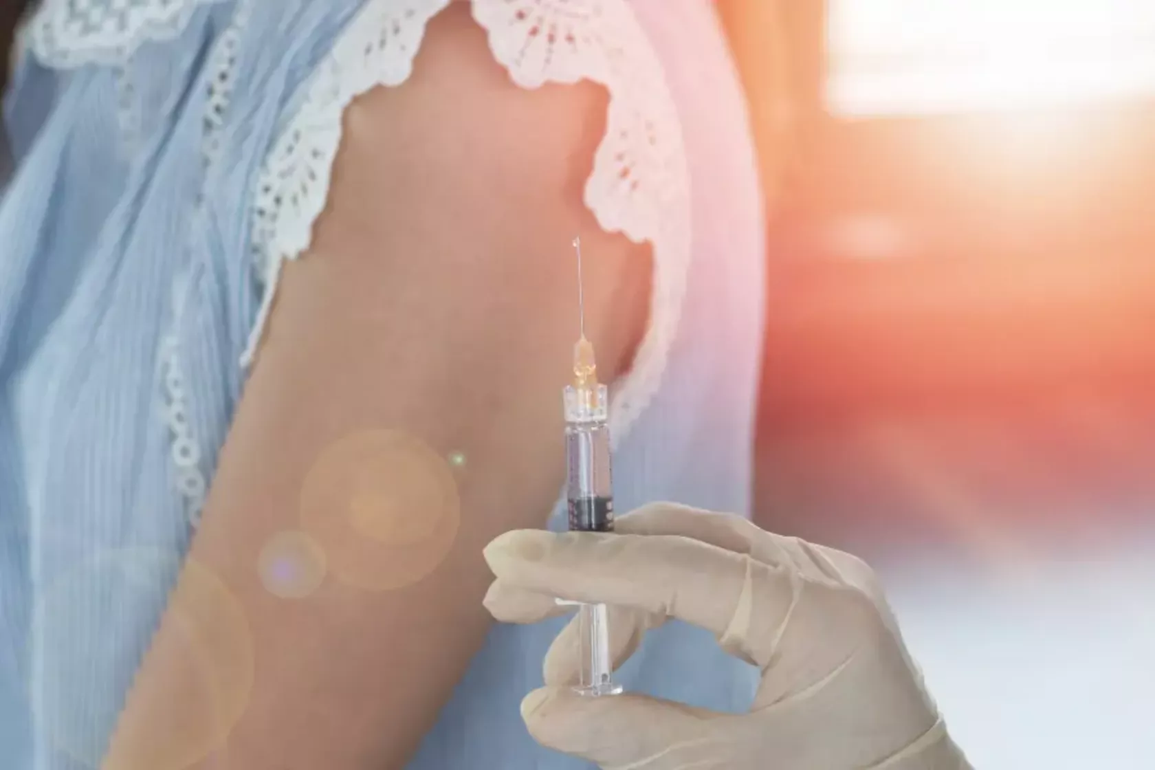 Mädchen erhält eine Spritze mit HPV-Impfstoff