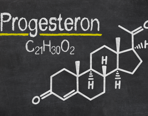 Strukturformel von Progesteron C2H30O2 mit Kreide auf eine Tafel geschrieben und gezeichnet.